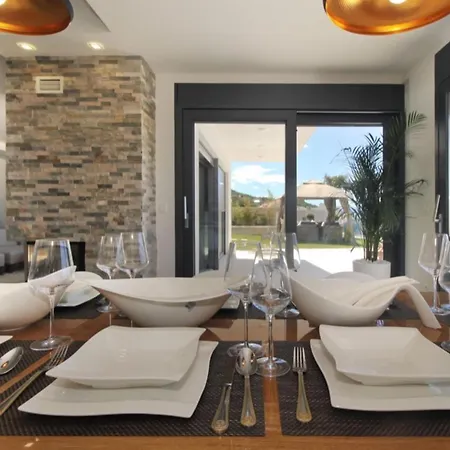 Lux Afrodita - Three Bedoom With Outdoor Pool * מאקרסקה